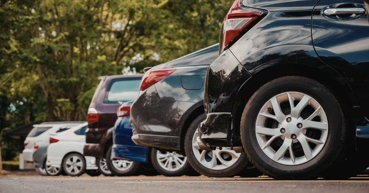 Schema peritale di controllo normativo e deroghe per l'obbligo di assicurazione auto su veicoli fermi in garage privato nel 2026