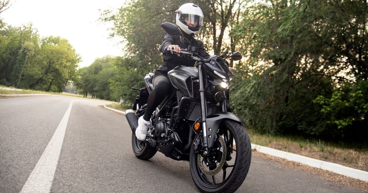 Schema peritale di quantificazione e perizia tecnica per il risarcimento del casco omologato ECE 22.06 airbag da moto e abbigliamento protettivo con assicurazione moto nel 2026