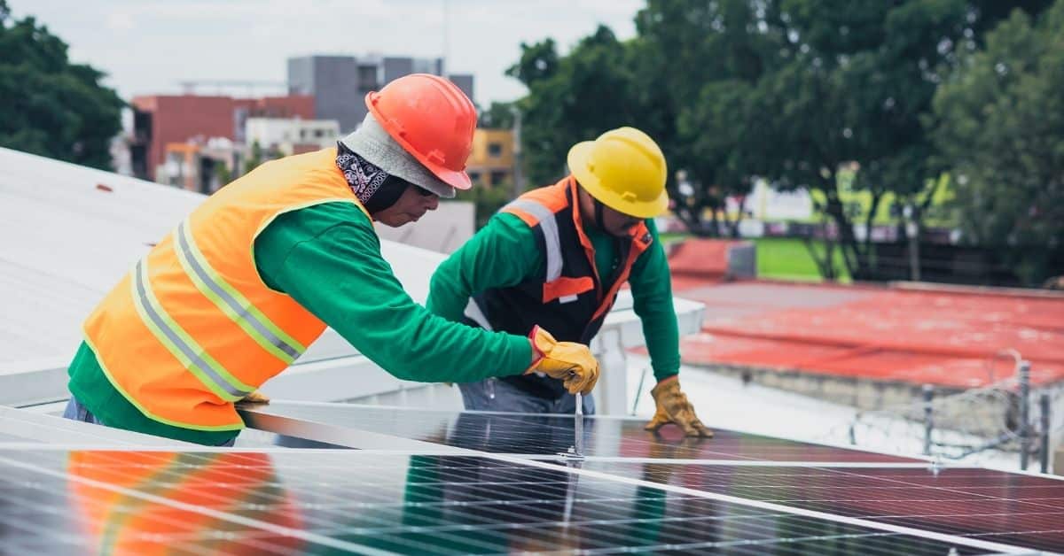 Schema di analisi peritale per il rilevamento di microfratture da grandine con test di elettroluminescenza e termografia su impianti fotovoltaico business nel 2026