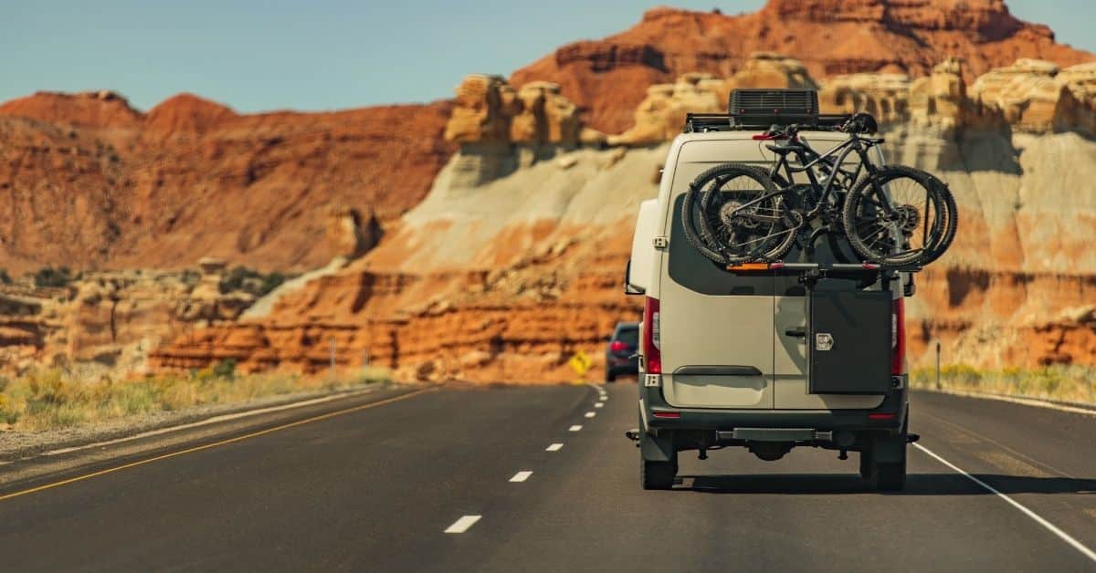 Installazione e perizia tecnica di pannelli solari e allestimento su van per la stima assicurativa contro il furto con assicurazione camper nel 2026